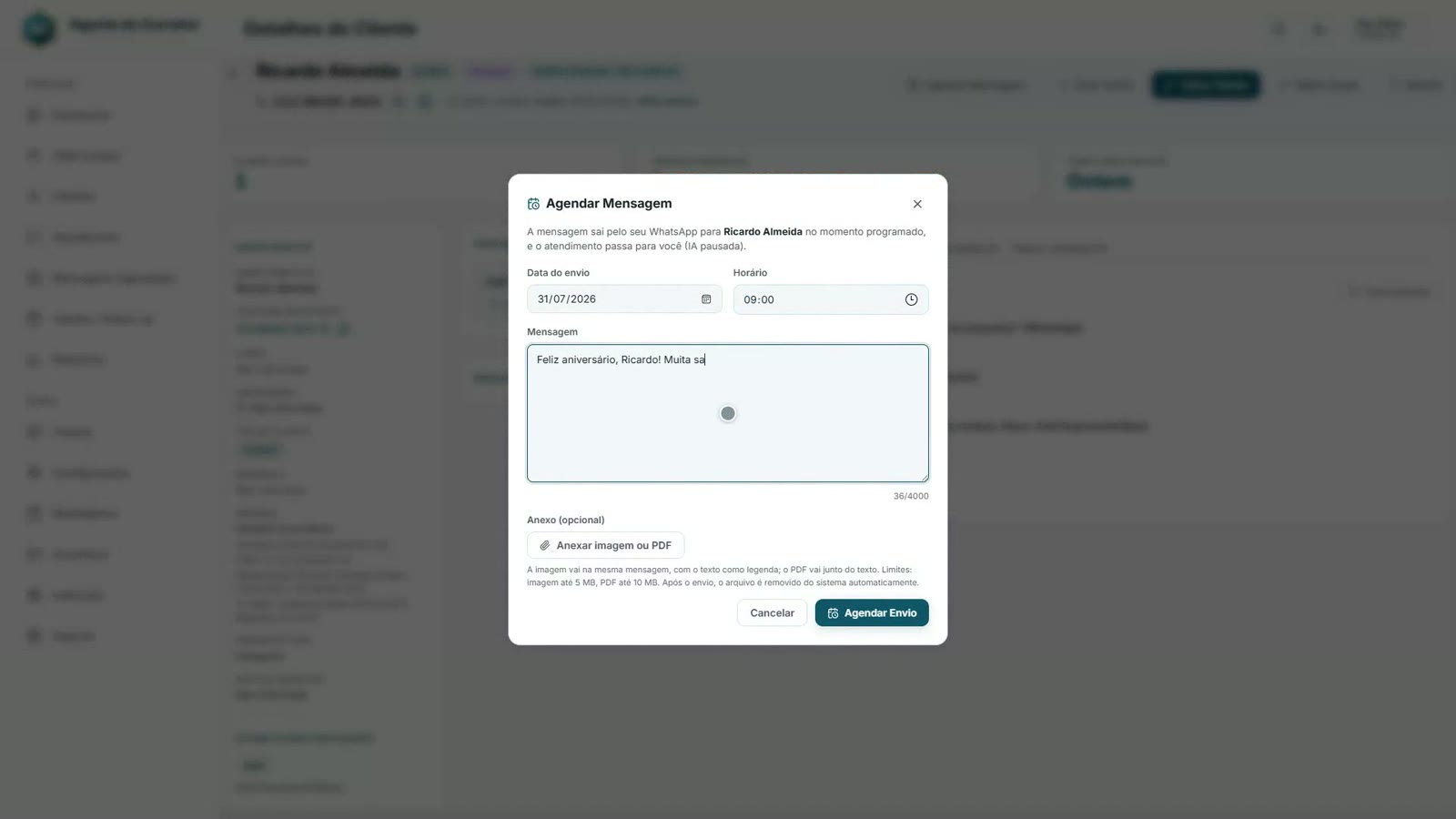Janela Agendar Mensagem: data do envio, horário, o texto da mensagem e o botão de anexar imagem ou PDF, com o aviso de que a mensagem sai pelo WhatsApp do corretor no momento programado.