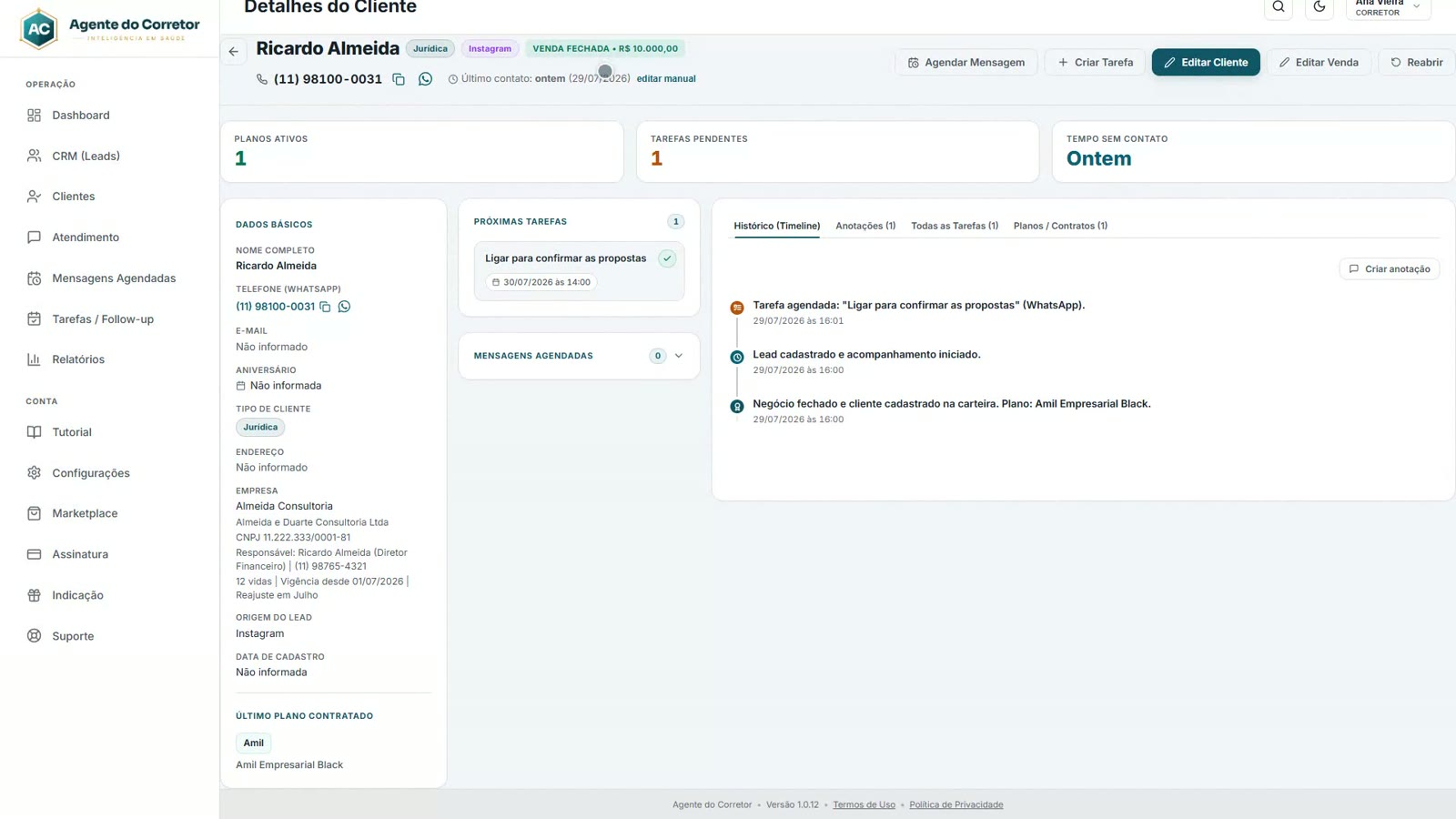 Ficha do cliente aberta em seções separadas de dados pessoais, endereço, dados da empresa e dependentes.
